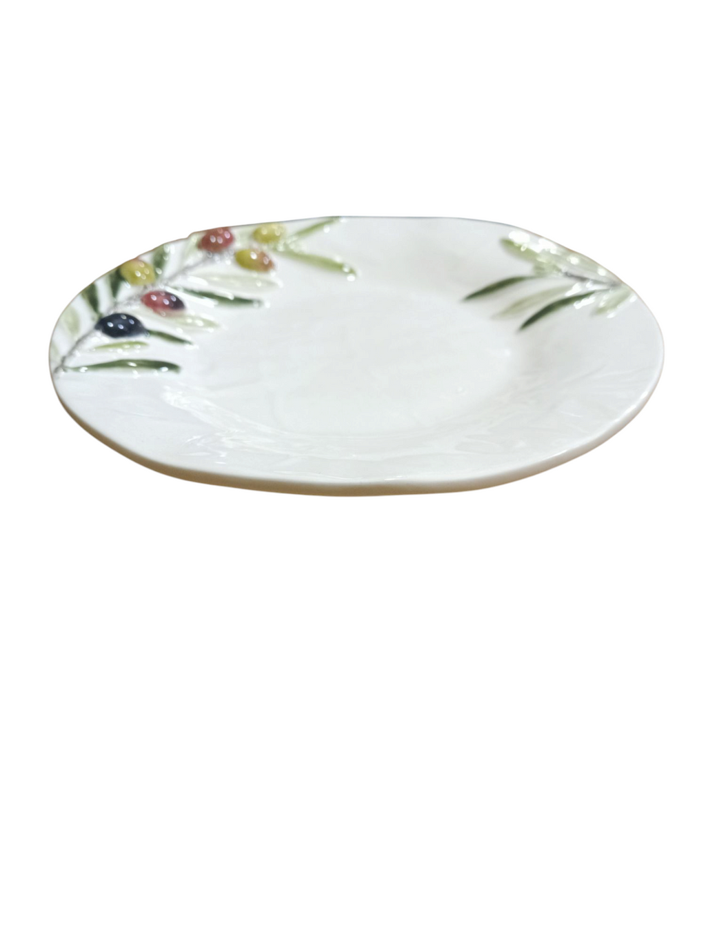 Prato de cerâmica branco com azeitonas e folhas decorativas