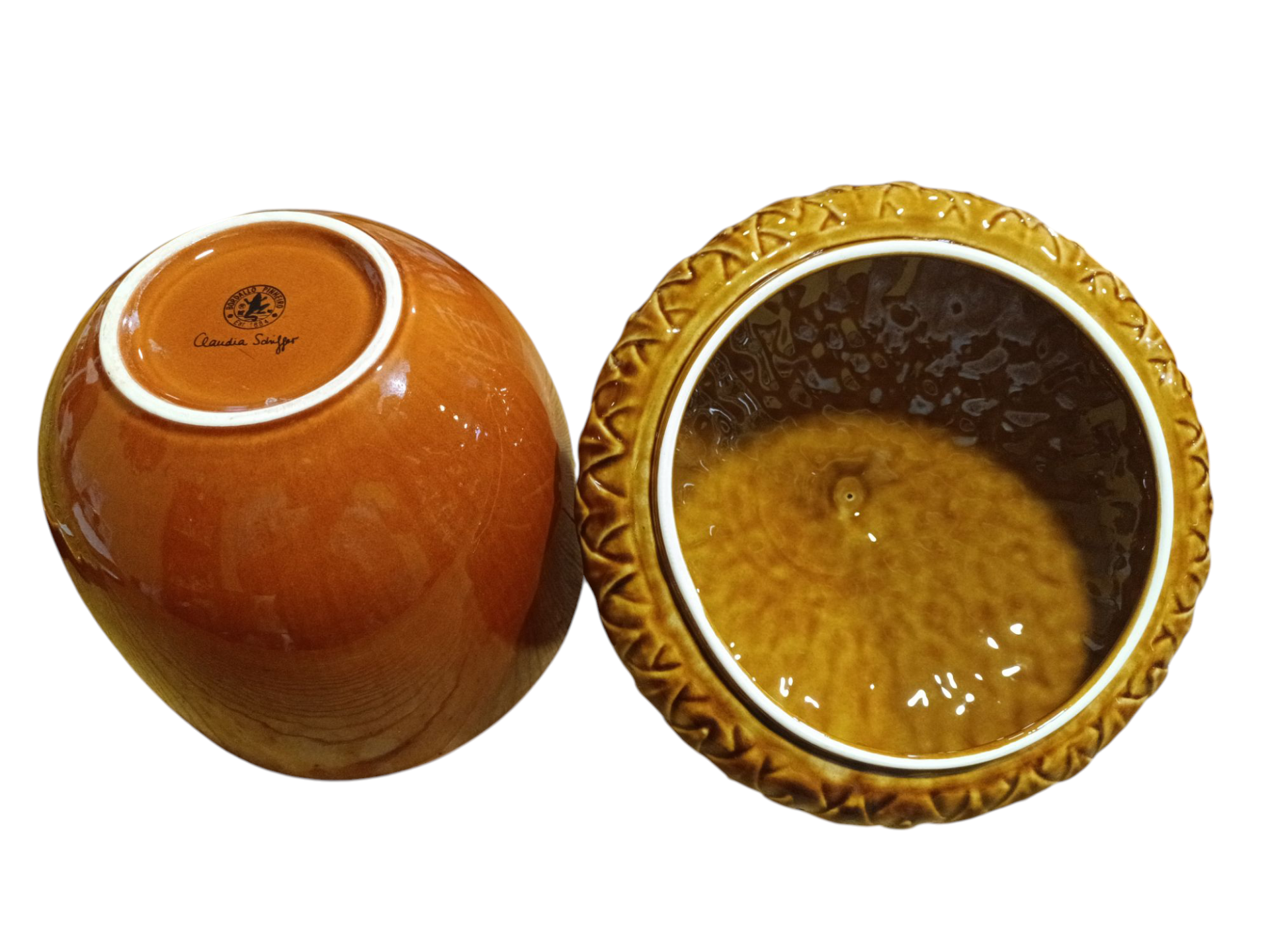 Dois recipientes de cerâmica castanhos, um aberto com padrão na borda e outro virado ao contrário com marca visível.