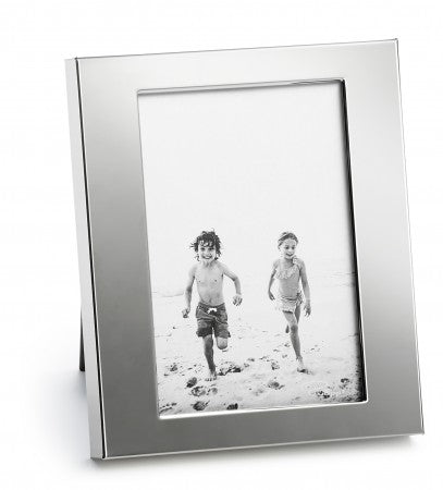 Porta-retrato metálico prateado com foto de crianças correndo na praia