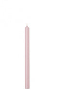 Vela rosa fina comprida sobre fundo branco
