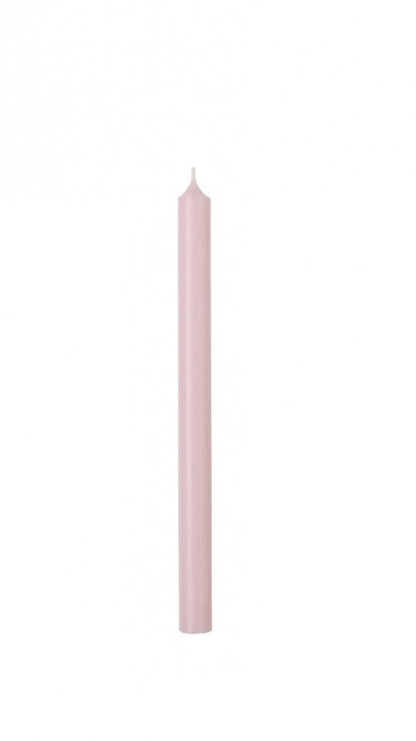 Vela rosa fina comprida sobre fundo branco