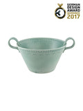 Taça cerâmica azul-acinzentada com relevos e pegas laterais, sobre fundo branco com texto GERMAN DESIGN AWARD NOMINEE 2017