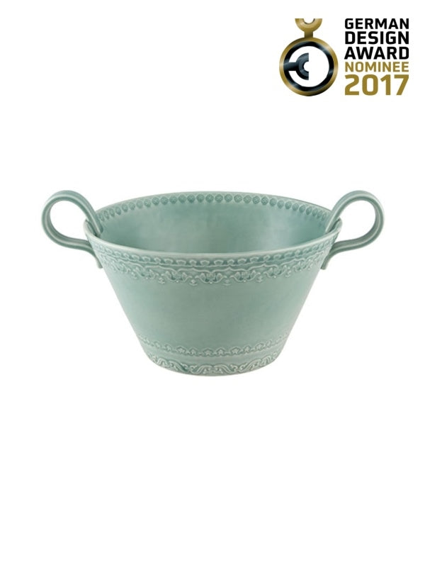 Taça cerâmica azul-acinzentada com relevos e pegas laterais, sobre fundo branco com texto GERMAN DESIGN AWARD NOMINEE 2017