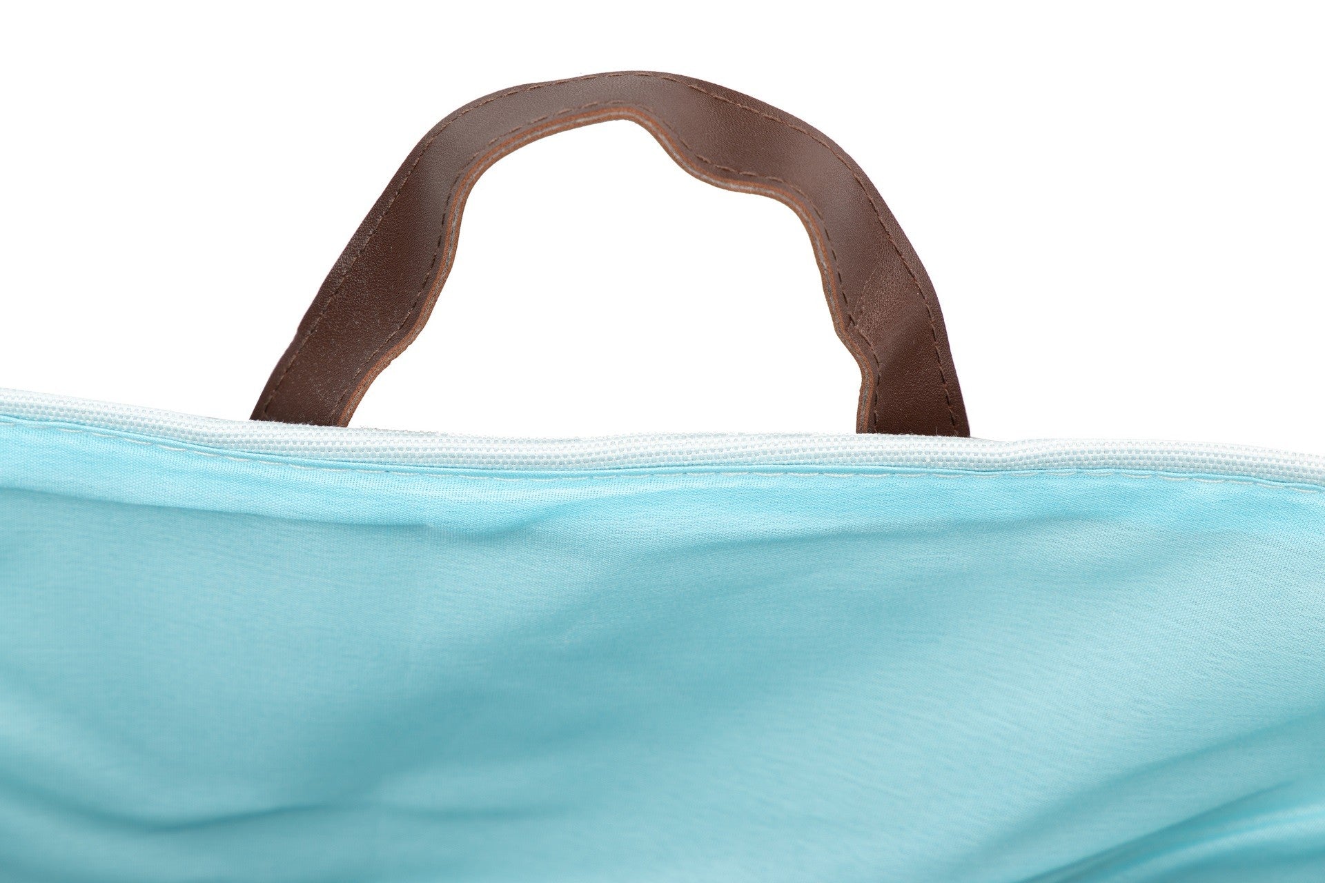 Alça castanha e parte superior de bolsa azul clara com fecho branco