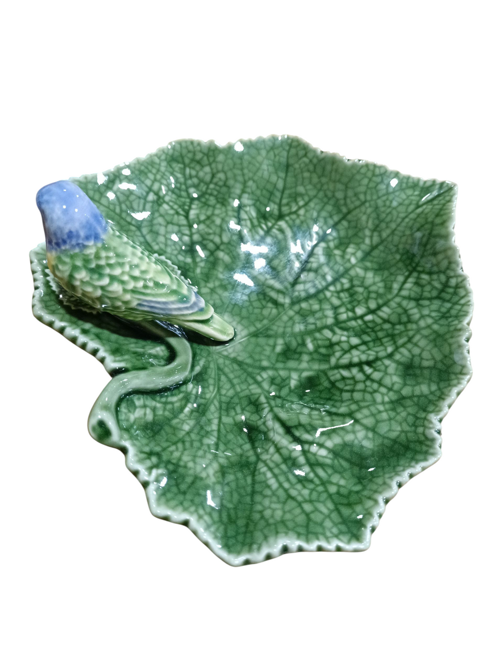 Prato decorativo de cerâmica verde em forma de folha com pássaro azul e verde