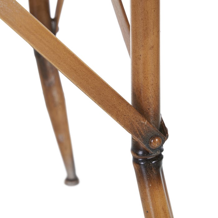 Pé de cadeira em madeira com junta aparafusada e gradação de castanho.