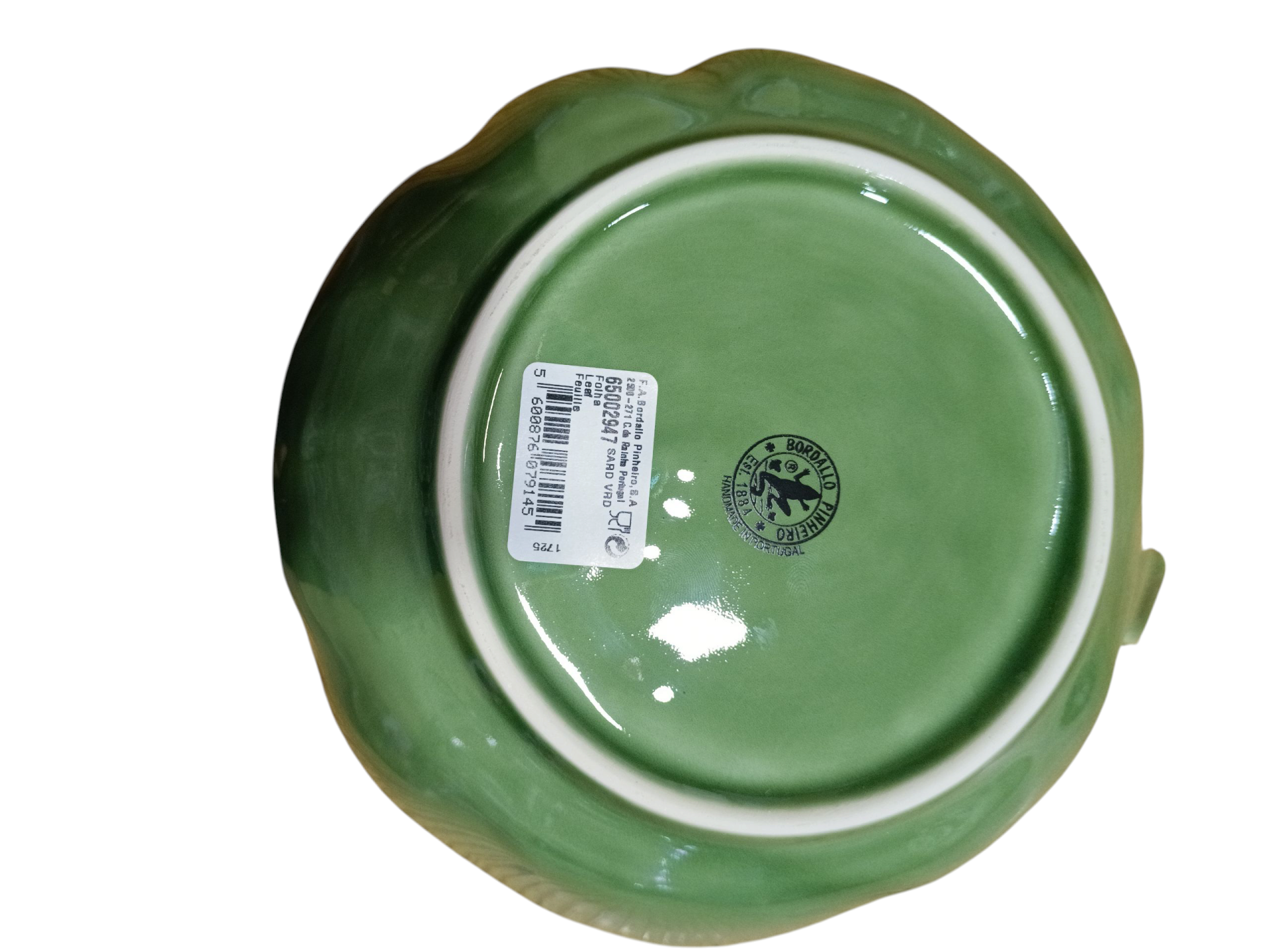 plato verde cerâmica formato folha com etiqueta adesiva e selo preto