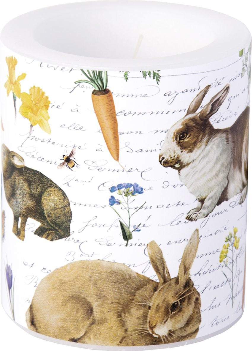 vela decorativa com coelhos, cenoura, flores e texto manuscrito