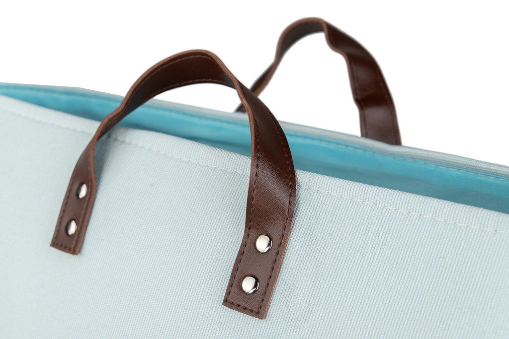 Bolsa azul claro com alças de couro castanho e interior azul