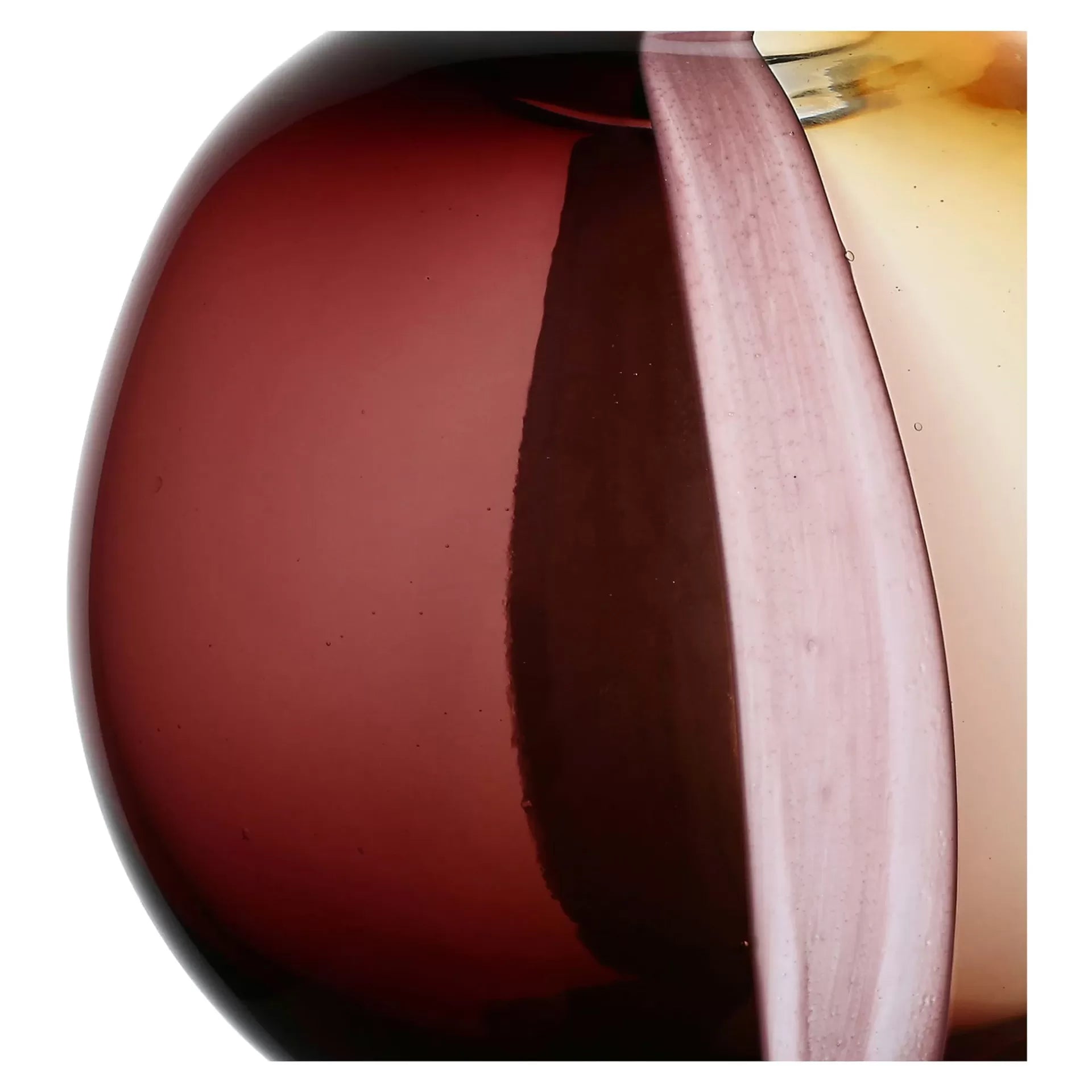 Copo de vidro com líquido vermelho visto de perto