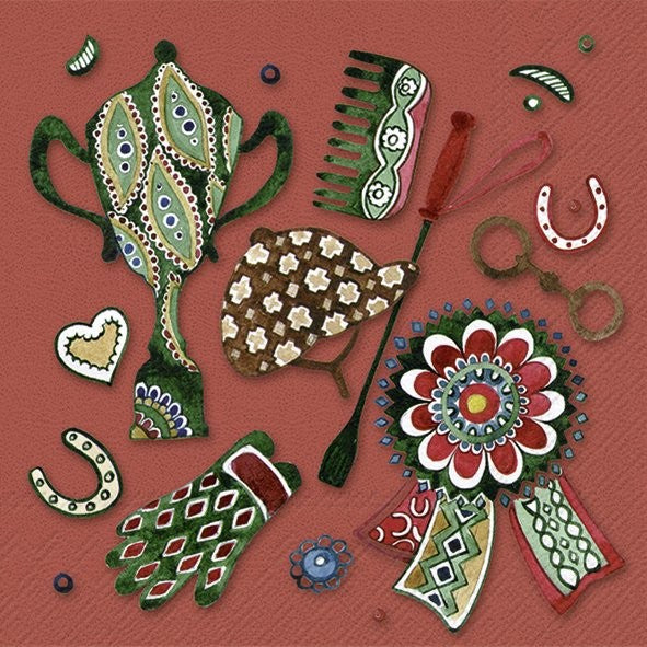 Objetos decorativos em tecido com padrões geométricos e coloridos sobre fundo vermelho.