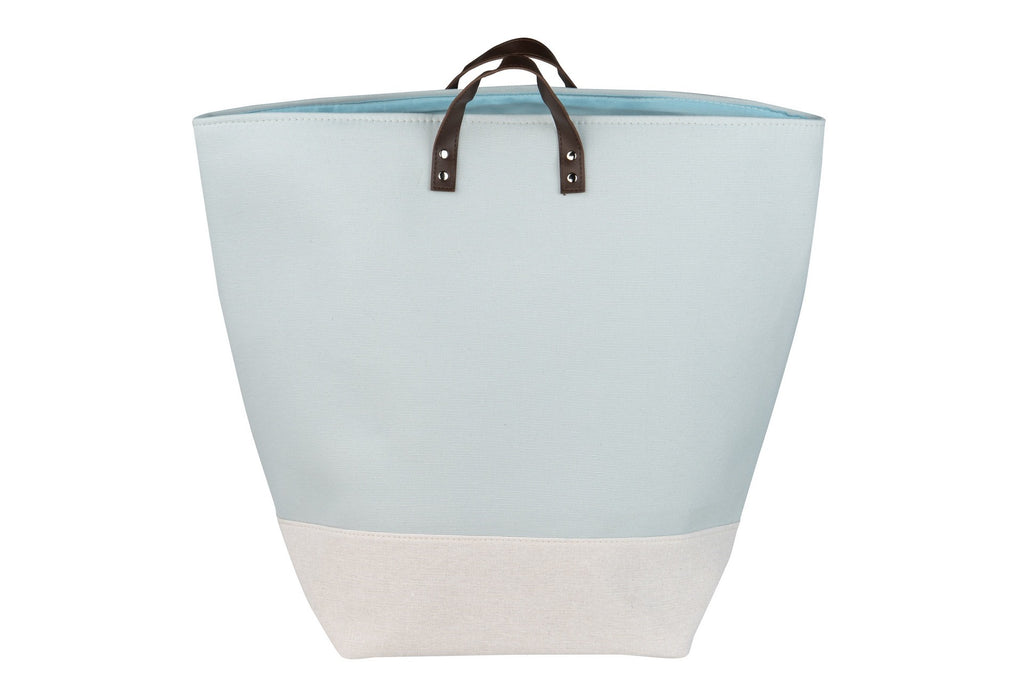 Saco de tecido azul claro e branco com alças em couro castanho
