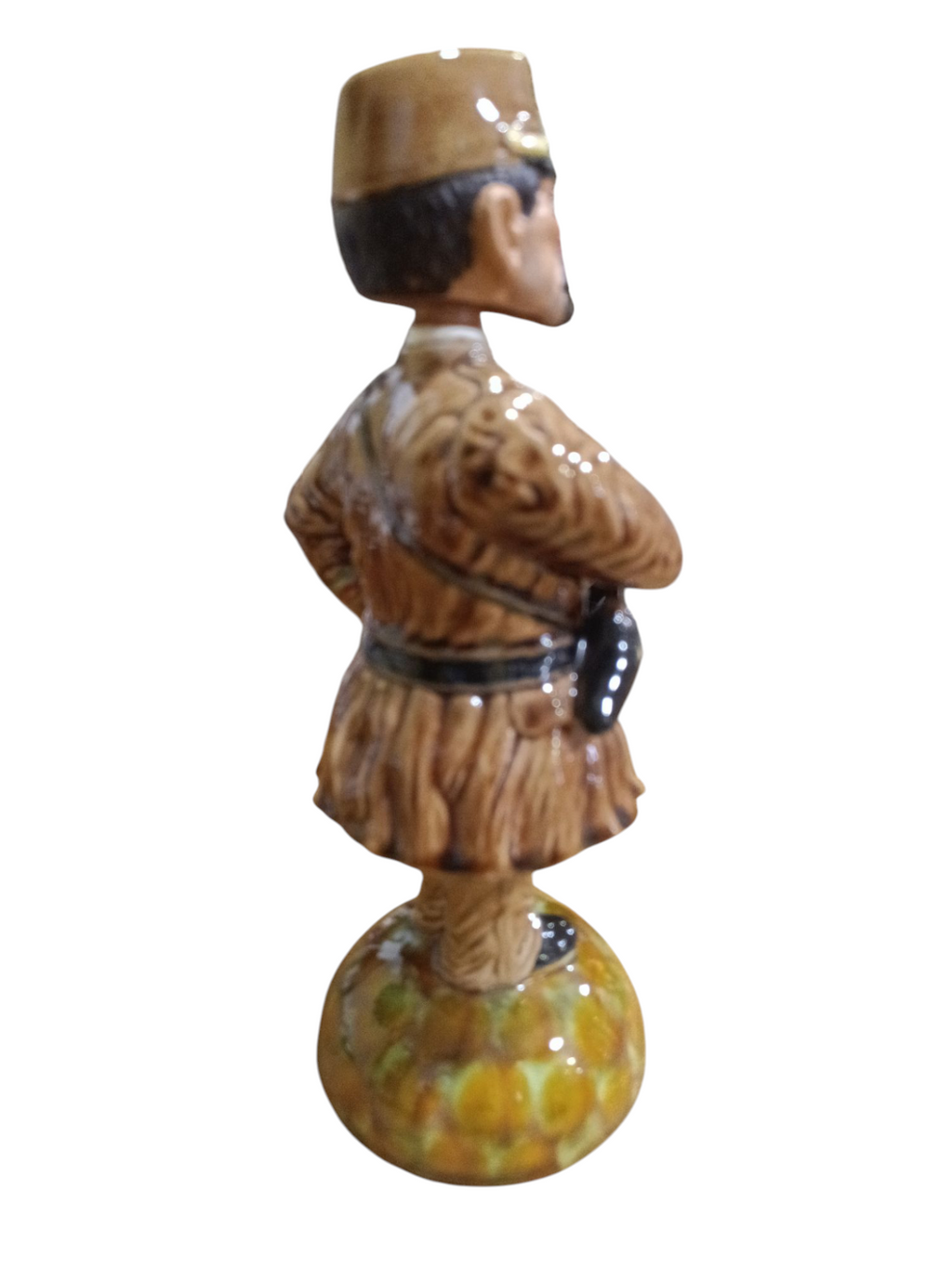 Estatueta cerâmica de homem com traje castanho e chapéu