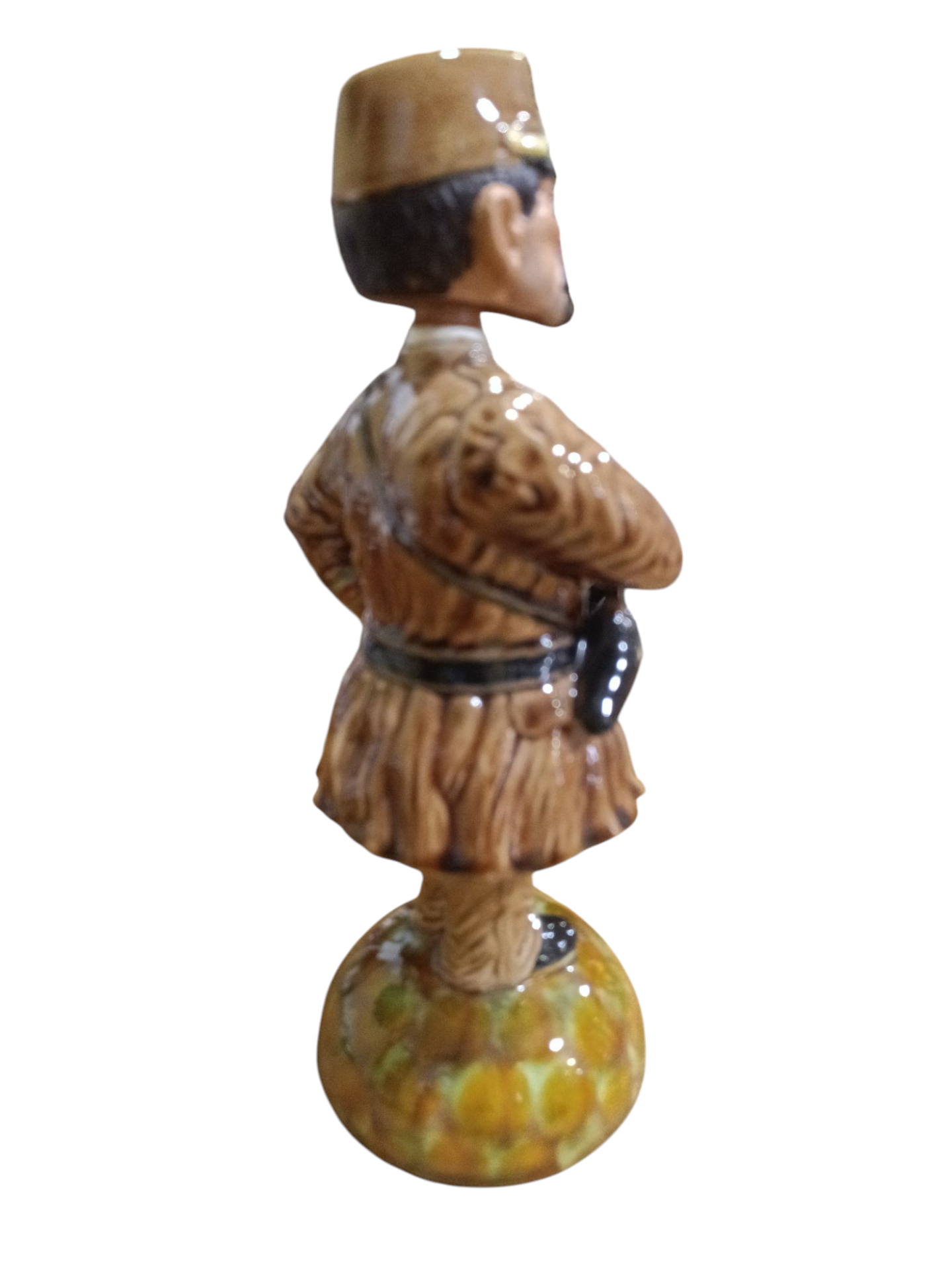 Estatueta cerâmica de homem com traje castanho e chapéu