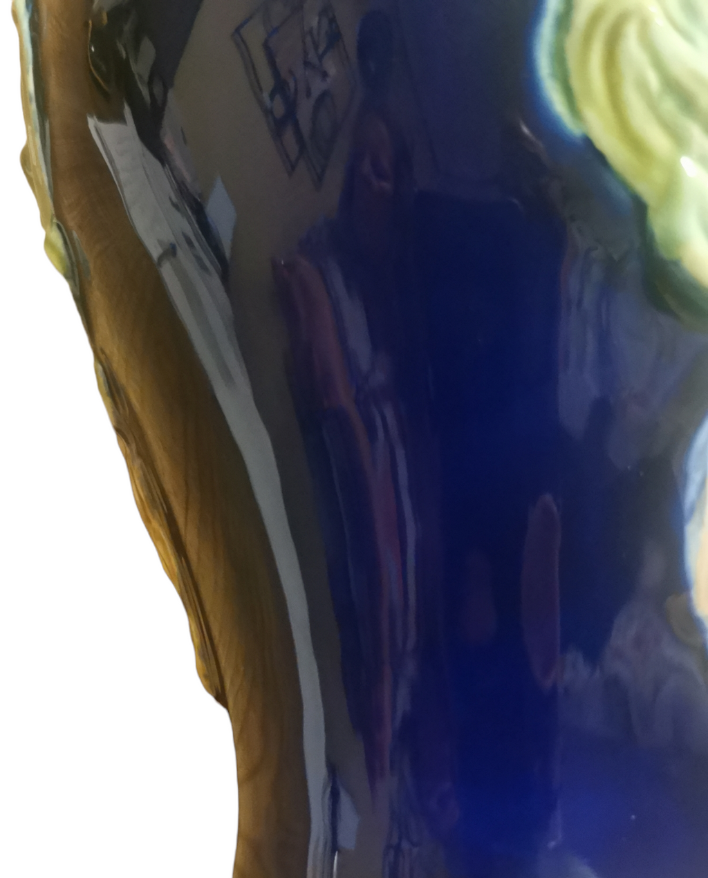 Superfície brilhante azul e castanha com relevo e reflexos