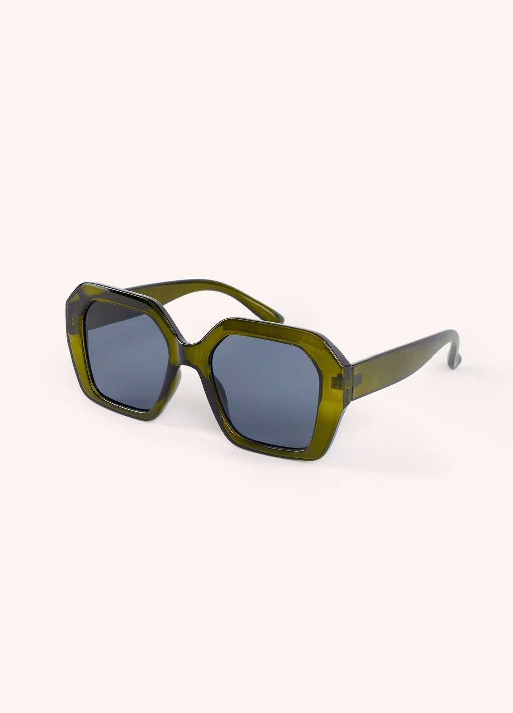 Óculos de sol verde-oliva com lentes escuras em fundo bege