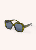 Óculos de sol verde-oliva com lentes escuras em fundo bege