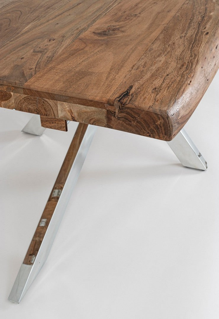 Mesa de madeira com pernas metálicas prateadas sobre fundo branco