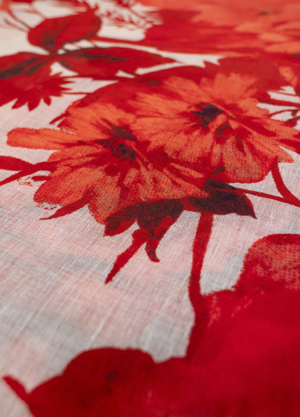 Tecido branco com padrão floral vermelho