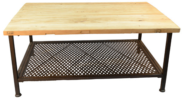 Mesa de centro em madeira clara e metal preto com prateleira inferior perfurada