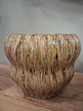 Vaso de cerâmica com textura ondulada e acabamento brilhante em tons castanho e creme