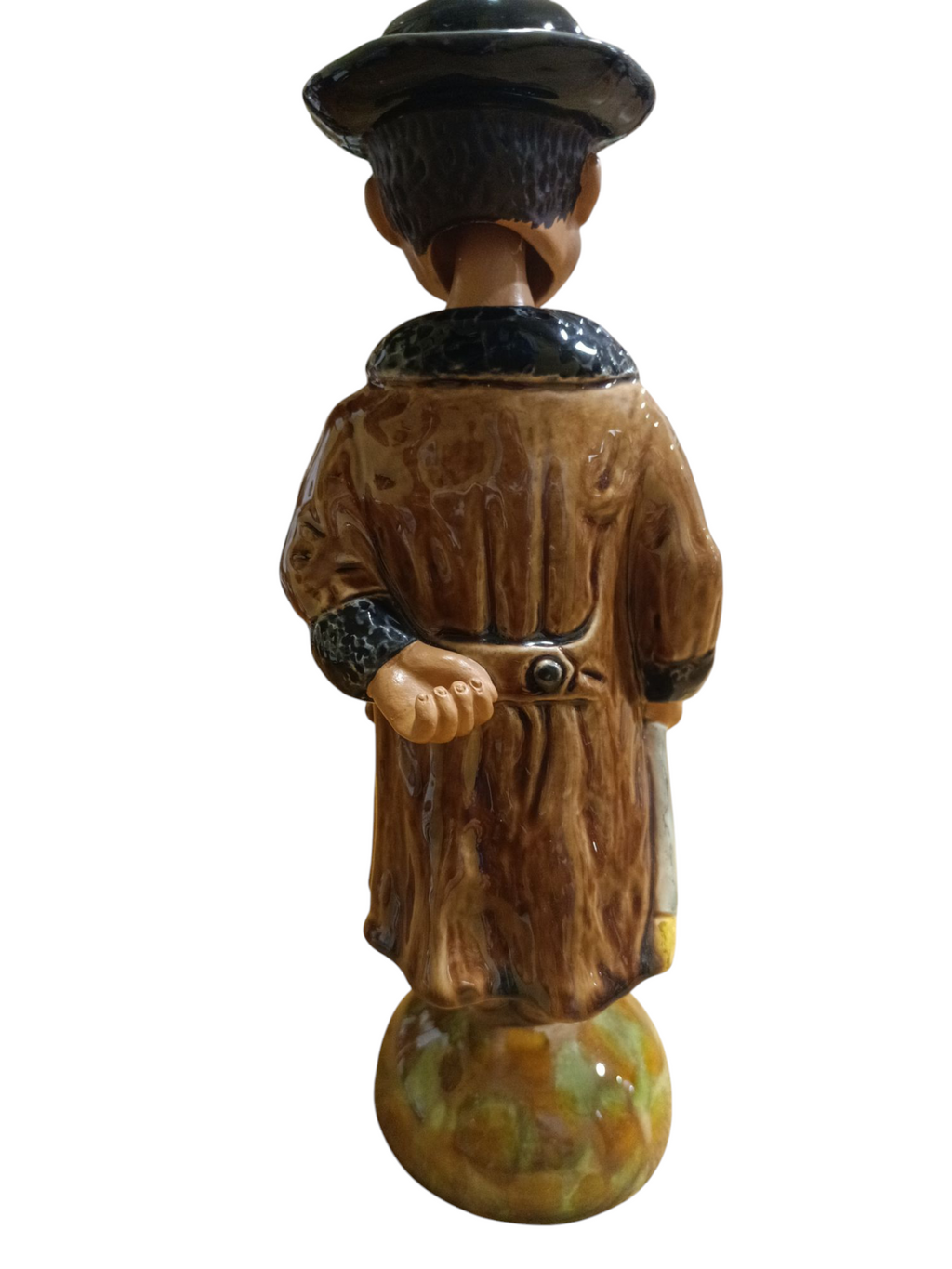 Figura decorativa de cerâmica de homem de costas com chapéu e casaco castanho