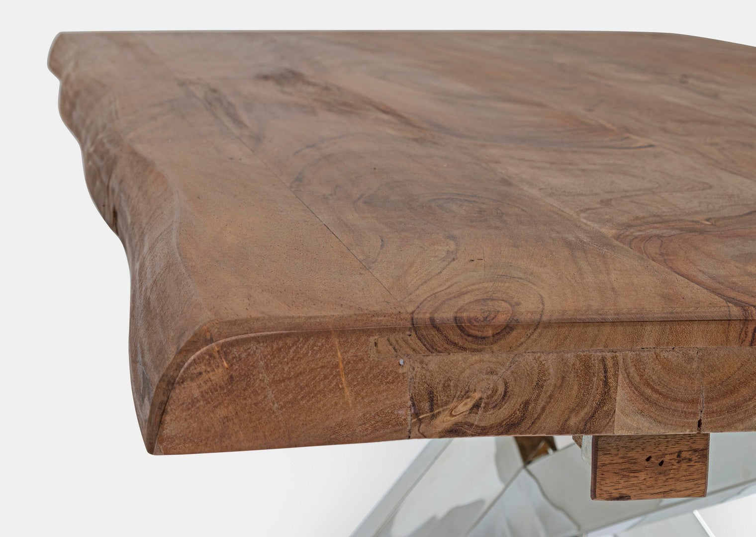 Mesa de madeira natural com base metálica cromada