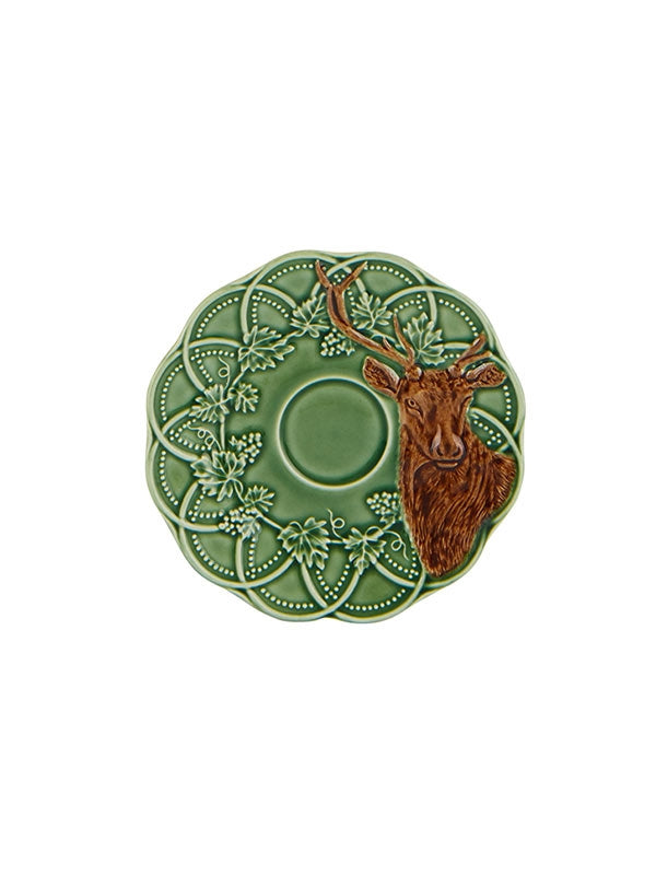 Prato decorativo verde com design de veado e folhas em relevo.