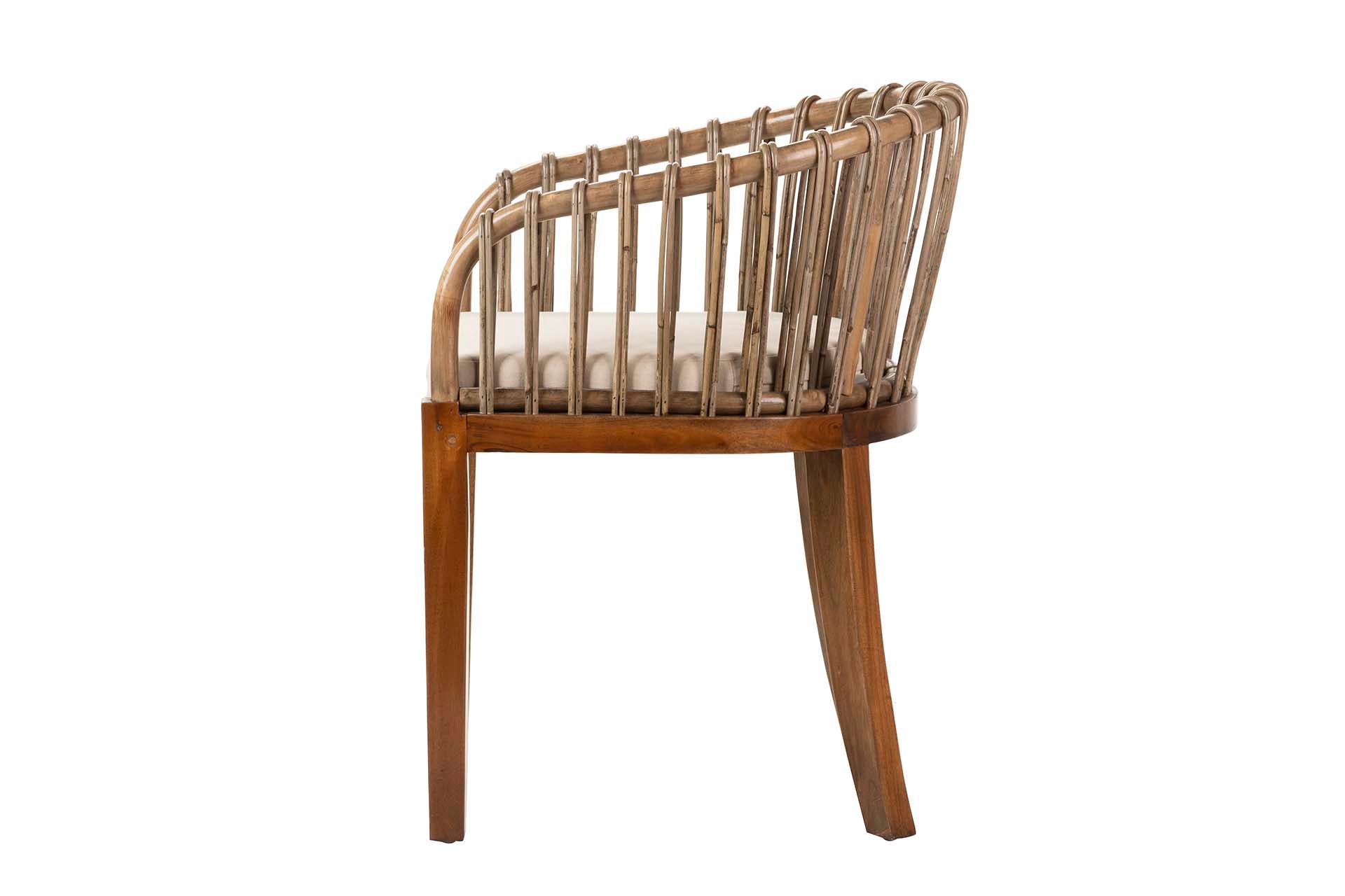 Cadeira em madeira e rattan com almofada branca