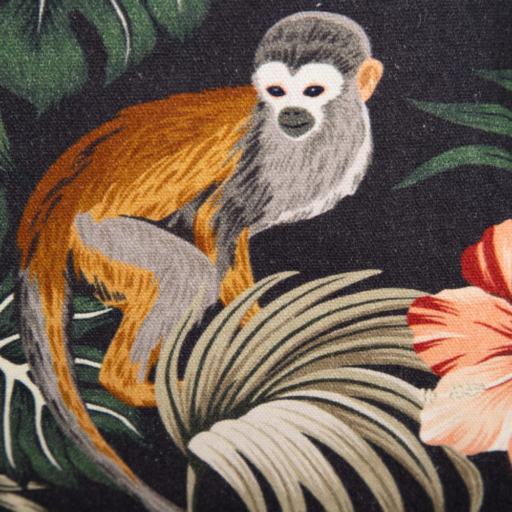Padrão de tecido com macaco, folhas verdes e flor rosa sobre fundo preto