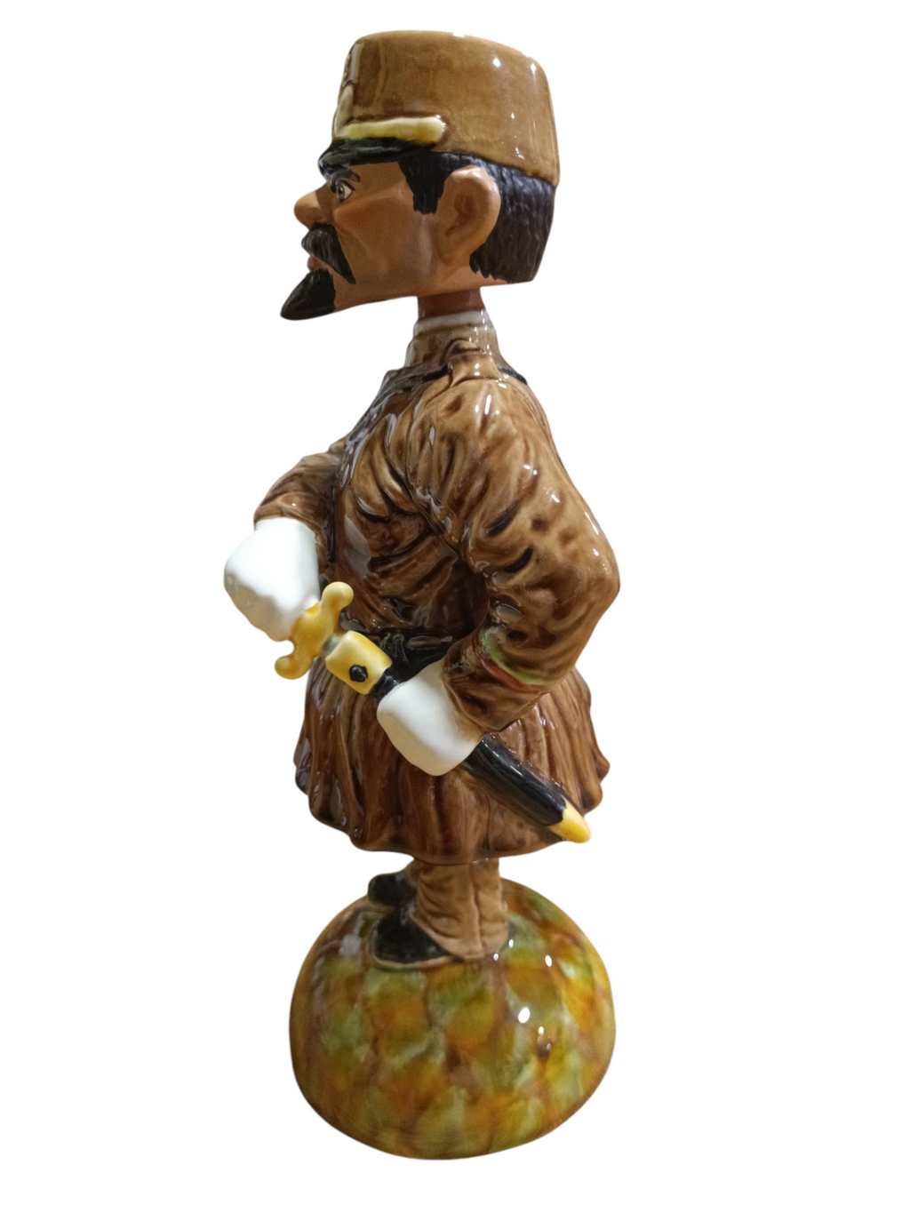 Figura decorativa em cerâmica de homem com uniforme castanho e espada
