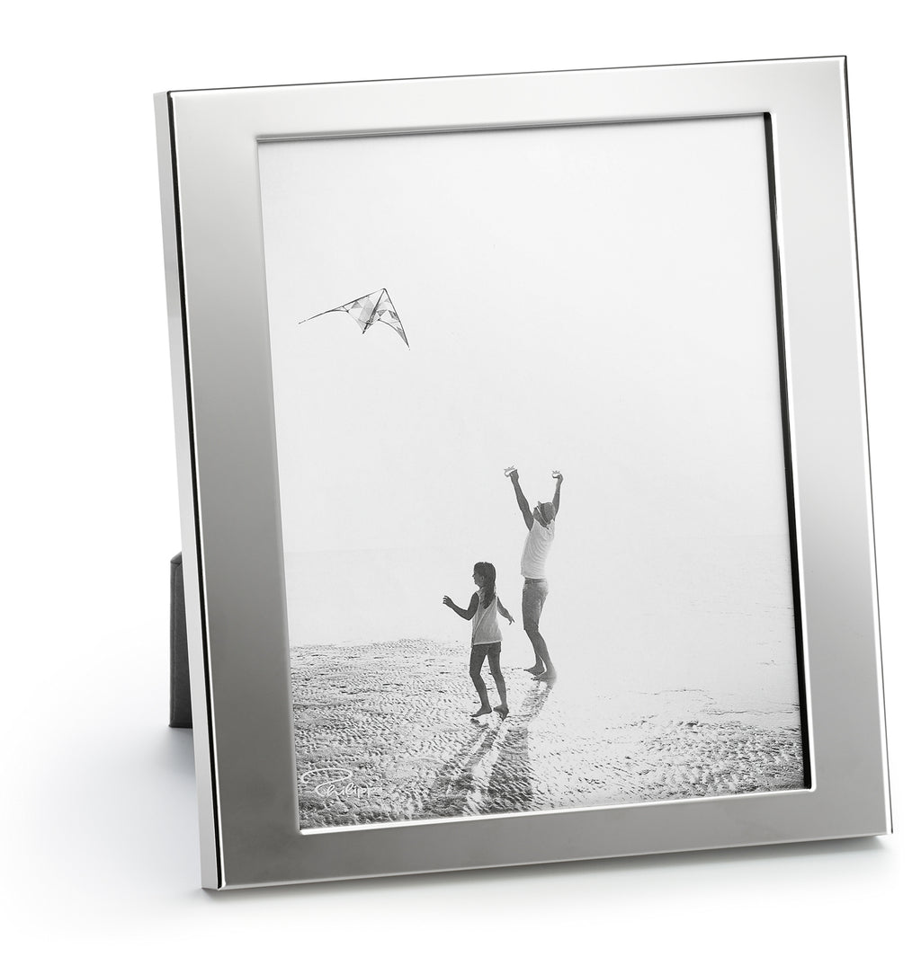Moldura de fotografia retangular em metal prateado com imagem a preto e branco de duas pessoas na praia