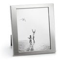 Moldura de fotografia retangular em metal prateado com imagem a preto e branco de duas pessoas na praia