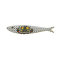 Figura decorativa em forma de peixe com padrão floral azul e janela desenhada