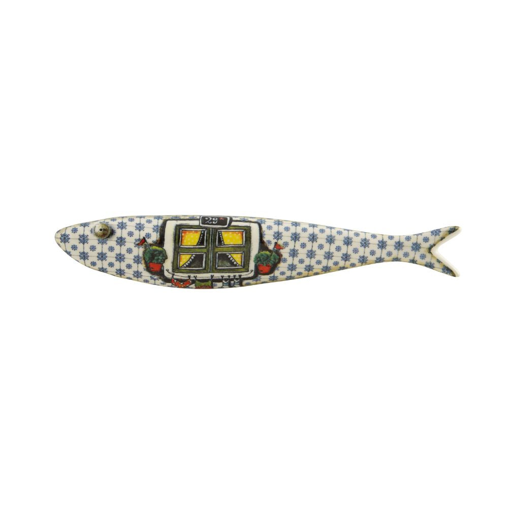 Figura decorativa em forma de peixe com padrão floral azul e janela desenhada