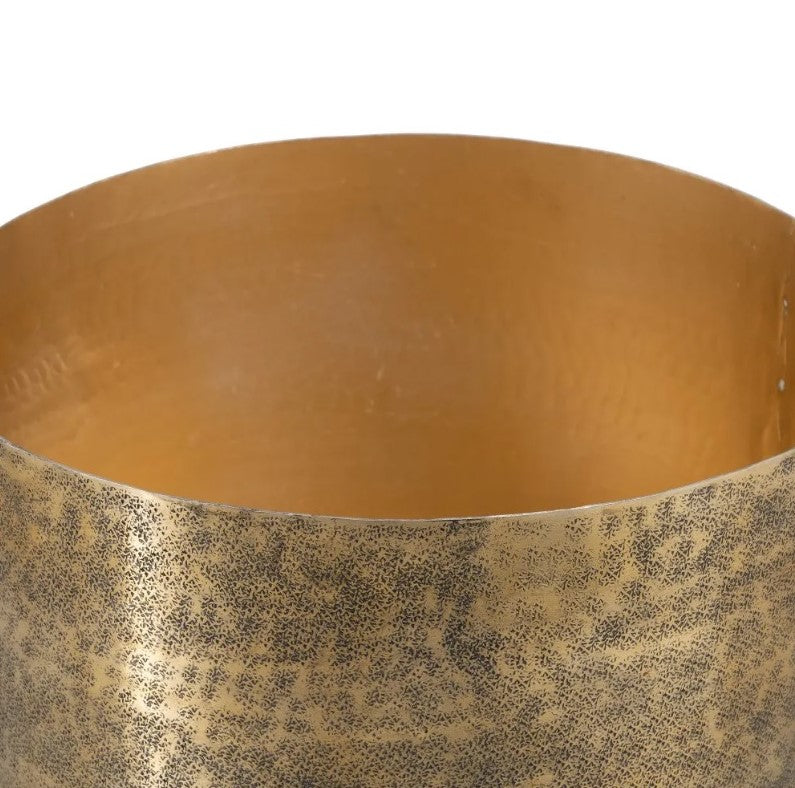 Pulseira larga de metal dourada com textura e padrão pintado