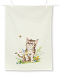 Toalha de tecido creme com ilustração de gatinho, flores e uma abelha