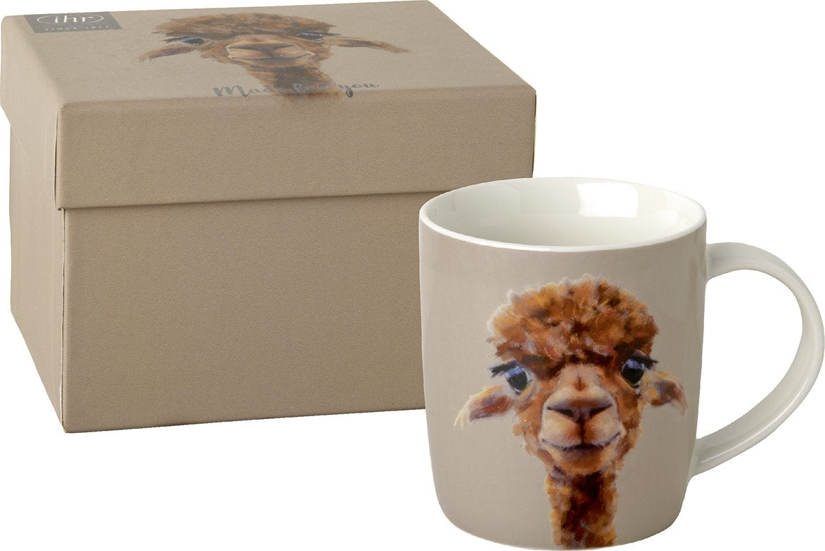 Caneca bege com imagem de alpaca e caixa de cartão com ilustração semelhante.