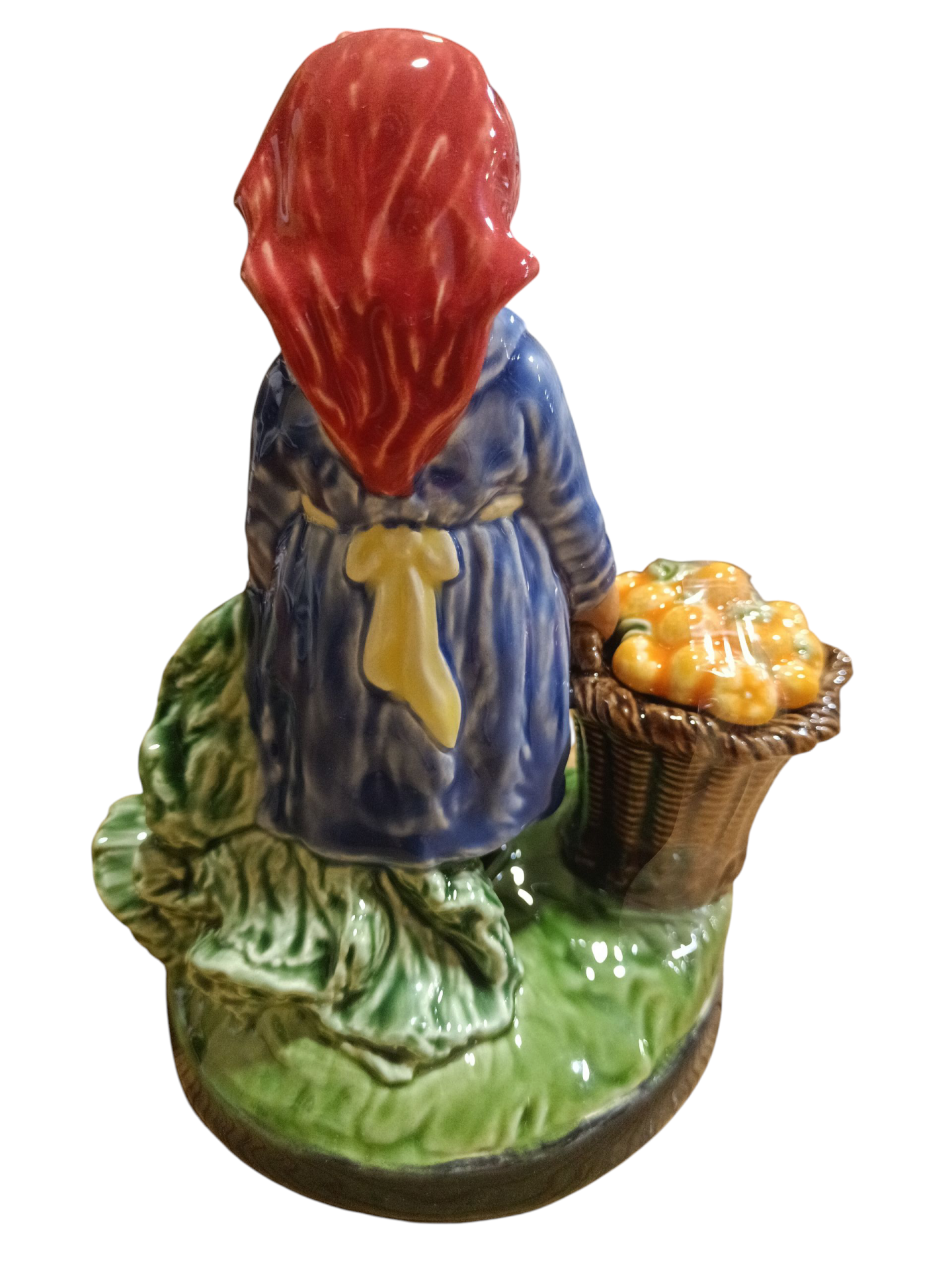 Estatueta cerâmica de mulher com avental azul e cesta de frutos