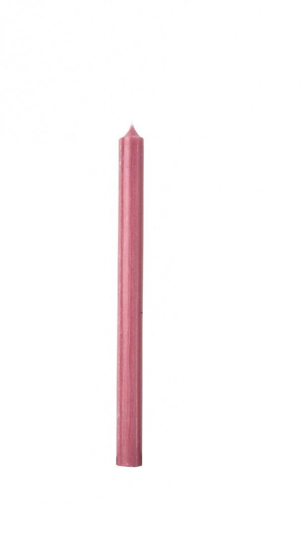 Vela longa rosa sobre fundo branco