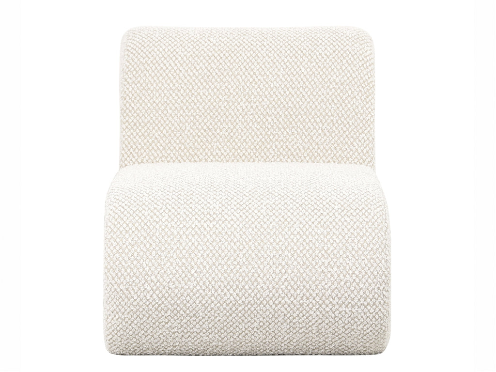 Cadeira estofada branca texturizada, sem braços, com design curvo