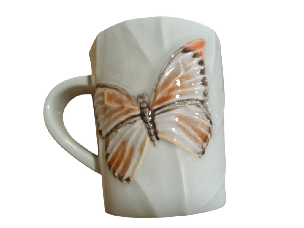 Caneca branca com relevo de borboleta castanha