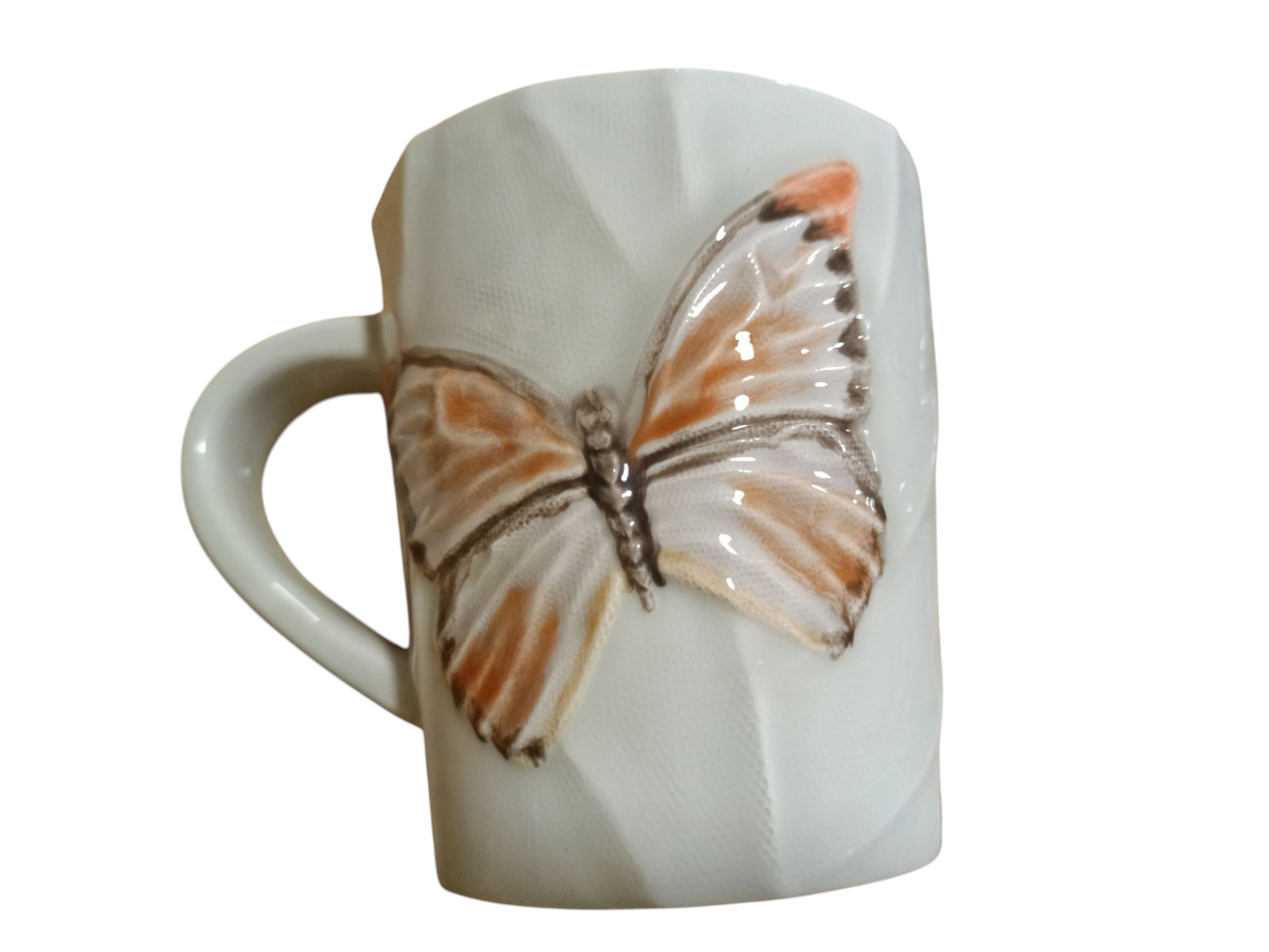 Caneca branca com relevo de borboleta castanha
