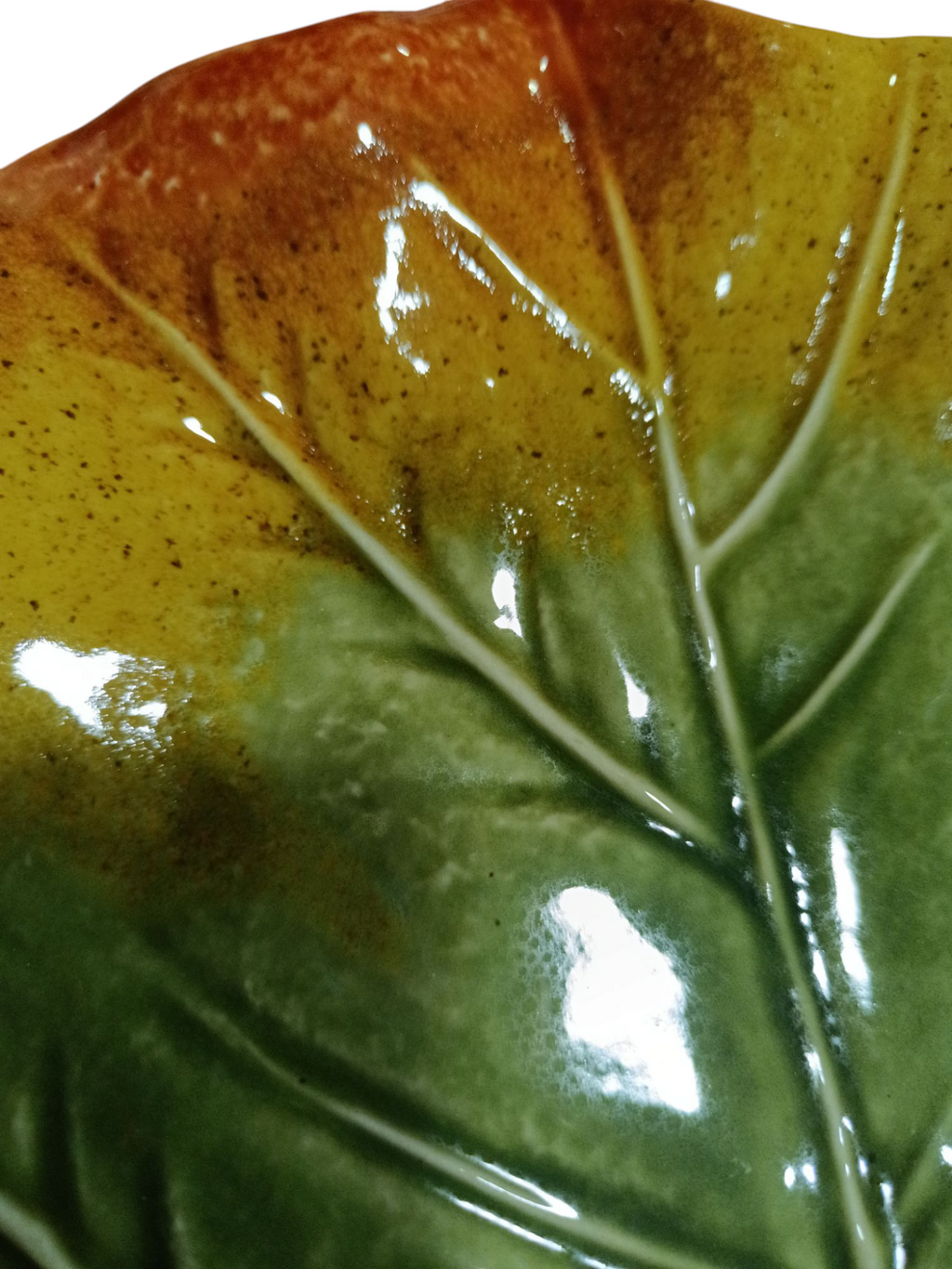 Prato cerâmico formato de folha verde e amarela com textura brilhante