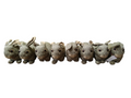 Conjunto de oito peluches pequenos cinzentos alinhados