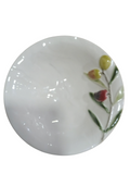 Prato cerâmico redondo branco com decoração de frutos e folhas em relevo colorido