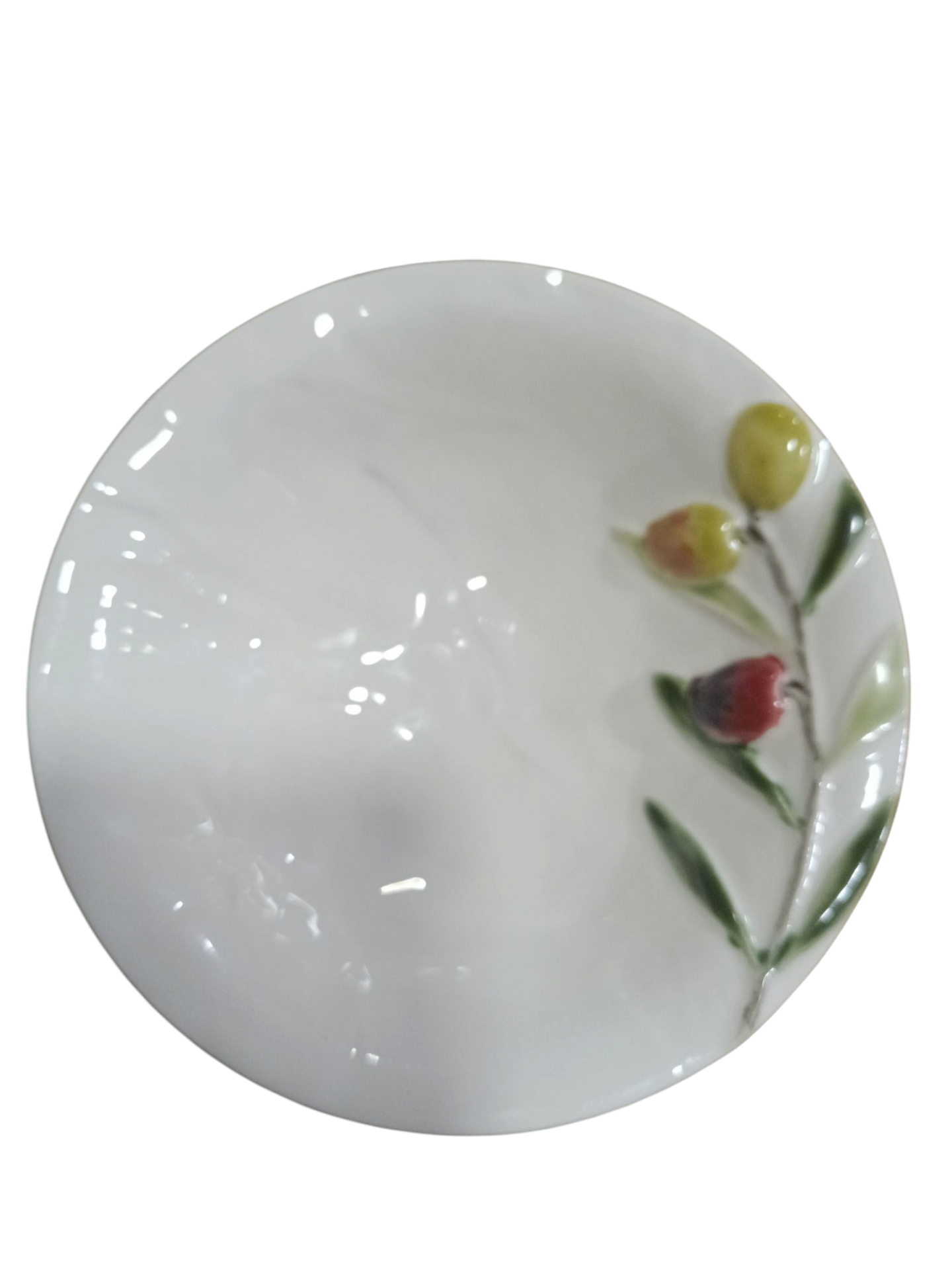 Prato cerâmico redondo branco com decoração de frutos e folhas em relevo colorido