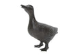 Estatueta de pato preto em metal com textura detalhada