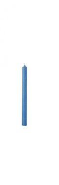 Vela azul cilíndrica com pavio isolada em fundo branco