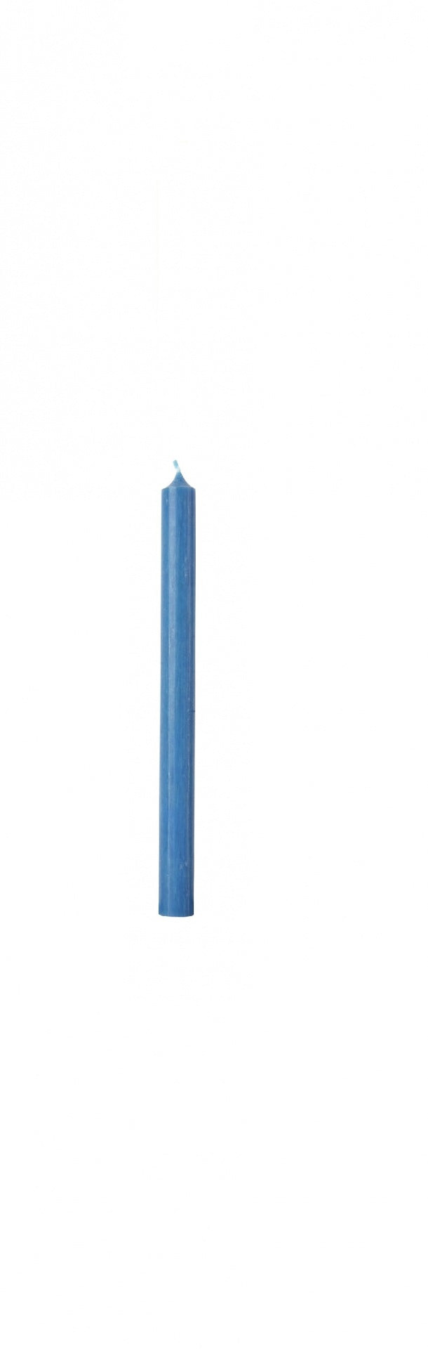 Vela azul cilíndrica com pavio isolada em fundo branco